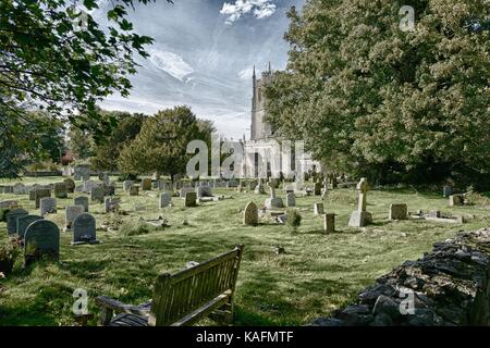 Avebury wiltshire. St James Church et cimetière Banque D'Images