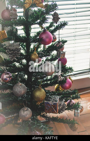 Nouvel An des arbres décorés avec des ornements divers, le matin de Noël avec un arbre de Noël décoré Banque D'Images