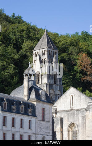 Le clocher roman à l'Abbaye bénédictine Saint-Pierre de Brantôme. Banque D'Images