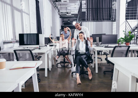 Heureux les gens d'affaires sur des chaises Banque D'Images