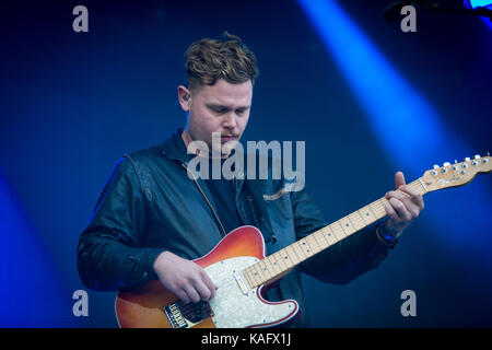 Le groupe de rock anglais Alt-J (également connu sous le nom de ∆) donne un concert au festival de musique norvégien Bergenfest 2015 à Bergen. Ici, le chanteur et guitariste Joe Newman est photographié en direct sur scène. Norvège, 13/06 2015. Banque D'Images