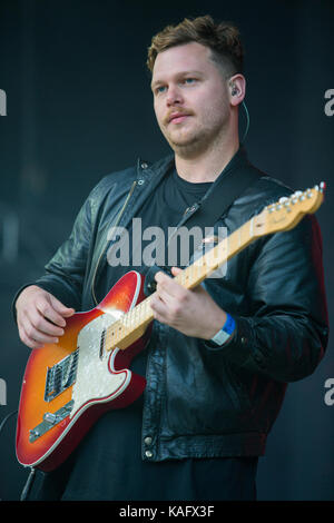 Le groupe de rock anglais Alt-J (également connu sous le nom de ∆) donne un concert au festival de musique norvégien Bergenfest 2015 à Bergen. Ici, le chanteur et guitariste Joe Newman est photographié en direct sur scène. Norvège, 13/06 2015. Banque D'Images