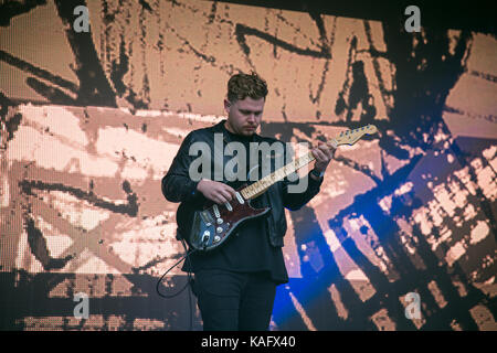 Le groupe de rock anglais Alt-J (également connu sous le nom de ∆) donne un concert au festival de musique norvégien Bergenfest 2015 à Bergen. Ici, le chanteur et guitariste Joe Newman est photographié en direct sur scène. Norvège, 13/06 2015. Banque D'Images