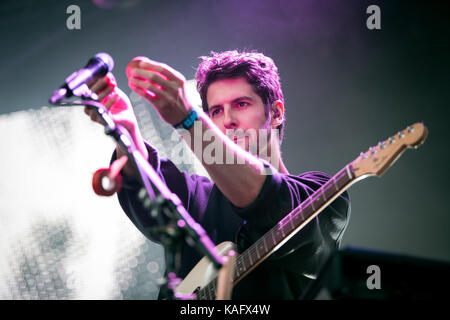 Le groupe de rock Anglais Alt-J (également connu sous le nom de ∆) effectue un concert live au festival de musique norvégienne 2015 Bergenfest à Bergen. Musicien et guitariste ici Cameron Knight est représenté sur scène. La Norvège, 13/06 2015. Banque D'Images