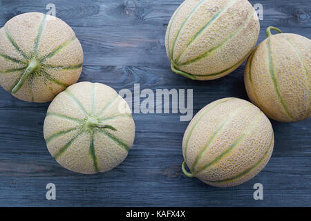 Portrait de cantaloups frais sur la table en bois. Banque D'Images