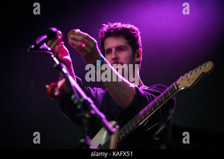 Le groupe de rock Anglais Alt-J (également connu sous le nom de ∆) effectue un concert live au festival de musique norvégienne 2015 Bergenfest à Bergen. Musicien et guitariste ici Cameron Knight est représenté sur scène. La Norvège, 13/06 2015. Banque D'Images