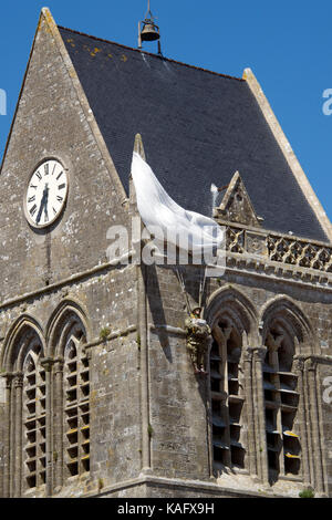 Mémorial à parachutiste américain John Steele church tower Sainte-Mère-Eglise Manche Normandie France Banque D'Images