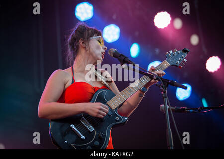 Norvège, Oslo - 11 août, 2017. L'American folk et pop rock chanteur, auteur-compositeur et musicien Angel Olsen effectue un concert live au cours de la fête de la musique 2017 Øyafestivalen norvégien à Oslo. Banque D'Images