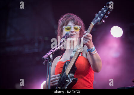 Norvège, Oslo - 11 août, 2017. L'American folk et pop rock chanteur, auteur-compositeur et musicien Angel Olsen effectue un concert live au cours de la fête de la musique 2017 Øyafestivalen norvégien à Oslo. Banque D'Images