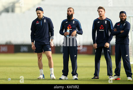 L'angleterre moeen ali (centre) lors d'une session de filets à la Kia oval, Londres. Banque D'Images