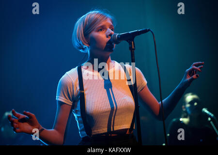 Le jeune et talentueux chanteur, musicien et compositeur norvégien Aurora joue un concert au festival de vitrine néerlandais et à la conférence musicale Eurosonic Festival 2015. Aurora est originaire de Bergen et est considéré comme un talent important d'écriture de chansons en Scandinavie. Pays-Bas, 15/01 2014. Banque D'Images