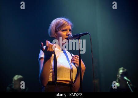 Le jeune et talentueux chanteur, musicien et compositeur norvégien Aurora joue un concert au festival de vitrine néerlandais et à la conférence musicale Eurosonic Festival 2015. Aurora est originaire de Bergen et est considéré comme un talent important d'écriture de chansons en Scandinavie. Pays-Bas, 15/01 2014. Banque D'Images