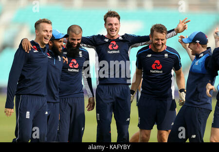 L'Angleterre (de gauche à droite) Tom Curran, Adil Rashid, moeen ali, Jos buttler, entraîneur Kevin cirées et eoin morgan lors d'une session à l filets kia oval, Londres. Banque D'Images