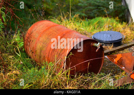 Tambour à huile rouillée abandonnée Banque D'Images