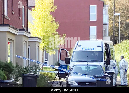 Meilleure qualité disponible sur les lieux de la police à cofton park fermer, rednal, birmingham, après que les corps d'un mari et une femme ont été trouvés à séparer les adresses suivant ce que les détectives croient être un meurtre-suicide. Banque D'Images