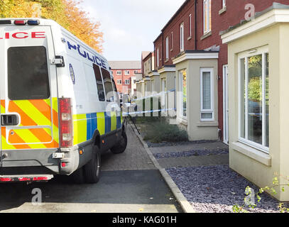 La police à la scène dans cofton park fermer, rednal, birmingham, après que les corps d'un mari et une femme ont été trouvés à séparer les adresses suivant ce que les détectives croient être un meurtre-suicide. Banque D'Images