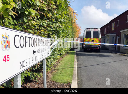 La police à la scène dans cofton park fermer, rednal, birmingham, après que les corps d'un mari et une femme ont été trouvés à séparer les adresses suivant ce que les détectives croient être un meurtre-suicide. Banque D'Images