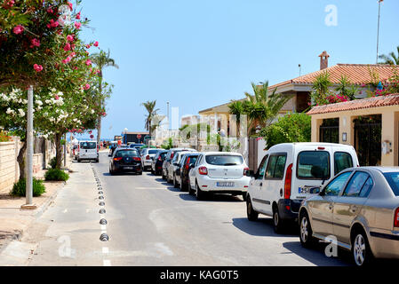 Orihuela, Espagne - août 17 ; 2017 : rue de La Zenia Orihuela ville, quartier avec des voitures en stationnement. Costa Blanca. Espagne Banque D'Images