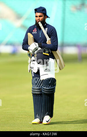 L'angleterre adil lors d'une session rashid filets à la Kia oval, Londres. press association. photo photo date : mardi 26 septembre 2017. voir l'activité histoire de l'angleterre. cricket crédit photo doit se lire : Steven paston/pa wire. restrictions : editorial uniquement. pas d'utilisation commerciale sans accord écrit préalable de la BCE. image fixe uniquement. pas d'images en mouvement pour émuler la diffusion. aucun retrait ou obscurcissant de sponsor de logos. Banque D'Images