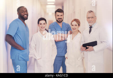 Collègues positifs posant sur camera Banque D'Images