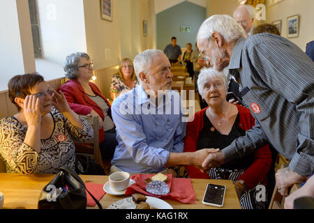 Leader du travail rencontre Jeremy Corbyn retraités à st bryce kirk dans kirkcaldy. avec : Jeremy Corbyn où : kirkcaldy, Royaume-Uni Quand : 26 août 2017 : crédit d'Euan cherry/wenn.com Banque D'Images