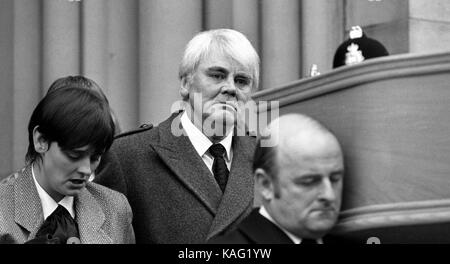 Acteur tony booth, 54 ans, veuf de l'actrice pat phoenix, suit le cercueil après son service funèbre à l'église du saint nom de Manchester. Banque D'Images