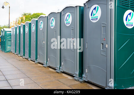 Une rangée de toilettes alignés pour les coureurs à l'english demi-marathon (EHM) dans la région de Warrington, Cheshire, Angleterre, le 17 septembre 2017 Banque D'Images