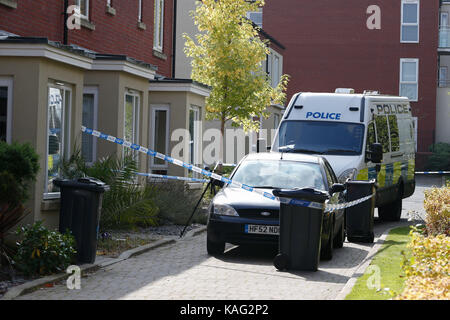 La police à la scène dans cofton park fermer, rednal, birmingham, après que les corps d'un mari et une femme ont été trouvés à séparer les adresses suivant ce que les détectives croient être un meurtre-suicide. Banque D'Images