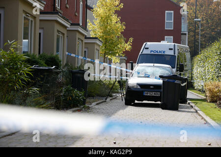 La police à la scène dans cofton park fermer, rednal, birmingham, après que les corps d'un mari et une femme ont été trouvés à séparer les adresses suivant ce que les détectives croient être un meurtre-suicide. Banque D'Images