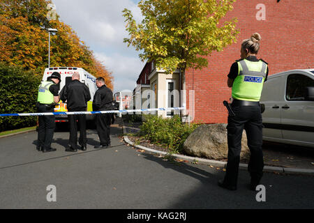 La police à la scène dans cofton park fermer, rednal, birmingham, après que les corps d'un mari et une femme ont été trouvés à séparer les adresses suivant ce que les détectives croient être un meurtre-suicide. Banque D'Images