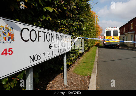 La police à la scène dans cofton park fermer, rednal, birmingham, après que les corps d'un mari et une femme ont été trouvés à séparer les adresses suivant ce que les détectives croient être un meurtre-suicide. Banque D'Images