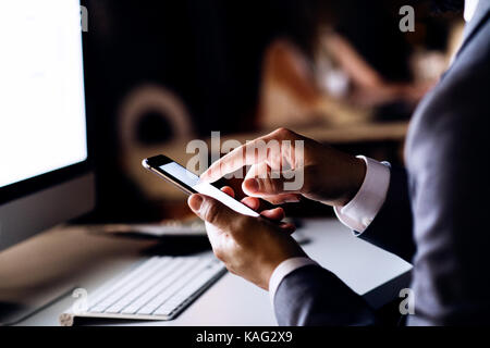 Méconnaissable dans le bureau d'affaires de nuit. Banque D'Images