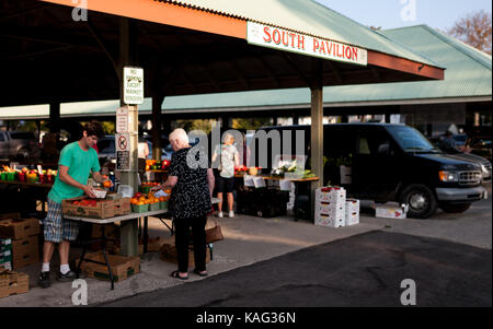 Les consommateurs dans le marché des fermiers dans la région de horton st. thomas, sur, sur sept. 23, 2017. Le marché a commencé en 1878 comme un producteur local de marché. Banque D'Images