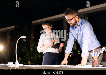 Dans le bureau d'affaires à travailler tard la nuit. Banque D'Images