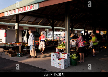 Les consommateurs dans le marché des fermiers dans la région de horton st. thomas, sur, sur sept. 23, 2017. Le marché a commencé en 1878 comme un producteur local de marché. Banque D'Images