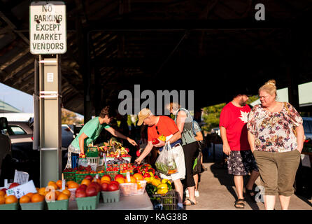 Les consommateurs dans le marché des fermiers dans la région de horton st. thomas, sur, sur sept. 23, 2017. Le marché a commencé en 1878 comme un producteur local de marché. Banque D'Images