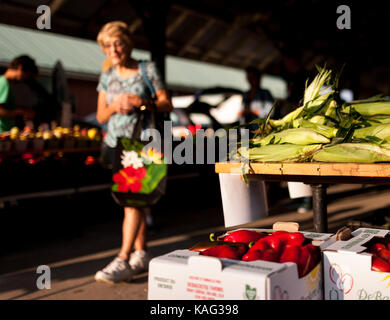 Les consommateurs dans le marché des fermiers dans la région de horton st. thomas, sur, sur sept. 23, 2017. Le marché a commencé en 1878 comme un producteur local de marché. Banque D'Images