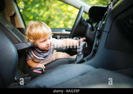 Petit Garçon jouant dans la voiture, en faisant semblant de le conduire. Banque D'Images