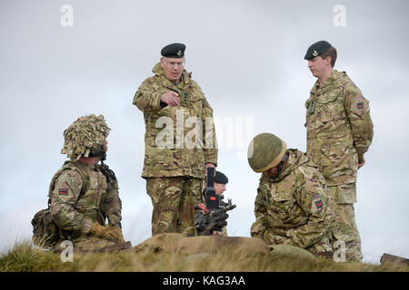 Le duc de Gloucester s'entretient avec des soldats à un point de tir réel au cours de sa visite à Okehampton camp, Dartmoor, au cours de la 6e Bataillon, The rifles' exercice de déploiement annuel. Banque D'Images