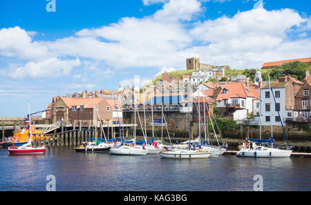 Whitby, North Yorkshire. uk. Vue sur bateaux disponibles vers l'église St Mary. Banque D'Images