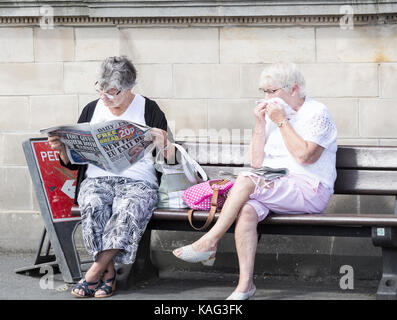 Femme âgée lisant le daily express avec brexit article sur le couvercle. l'angleterre. uk Banque D'Images