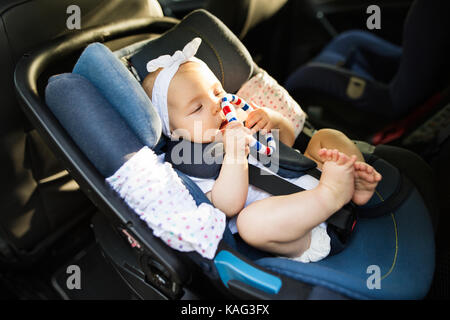 Petit bébé attaché avec la ceinture de sécurité en voiture de sécurité conducteur. Banque D'Images