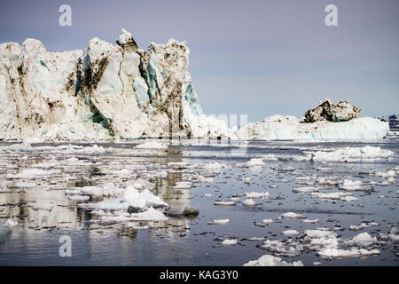 Les icebergs dans le Fjord glacé d'Ilulissat au large de la côte ouest du Groenland. Banque D'Images