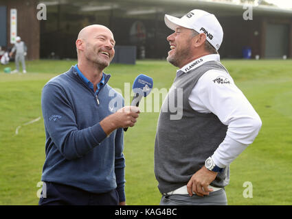 Alan Shearer interviewe l'anglais Lee Westwood (à droite) lors d'une manche d'entraînement devant les British Masters au Close House Golf Club de Newcastle. Banque D'Images