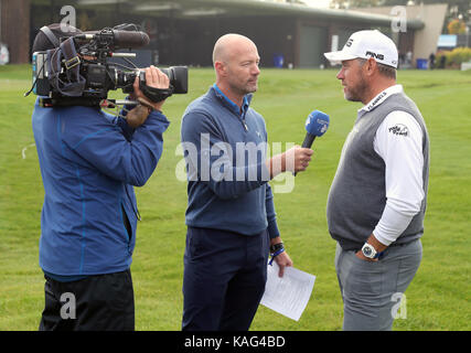 Alan Shearer interviewe l'anglais Lee Westwood (à droite) lors d'une manche d'entraînement devant les British Masters au Close House Golf Club de Newcastle. Banque D'Images