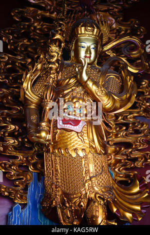 Une belle statue de bodhisattva d'or au temple des lamas à Pékin, Chine Banque D'Images