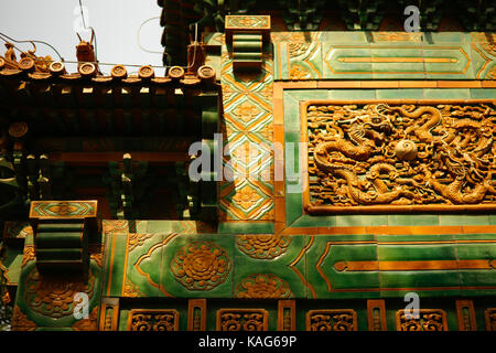 L'avant-toit et mur dragon sculpture à guozijian à Beijing, Chine Banque D'Images