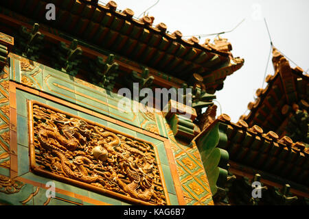 L'avant-toit et mur dragon sculpture à guozijian à Beijing Banque D'Images