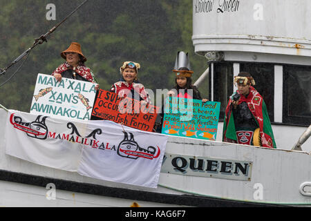 Les gens des Premières nations qui protestaient sur le 'Rainbow queen' contre les fermes à l'île Swanson, British Columbia, canada. Banque D'Images