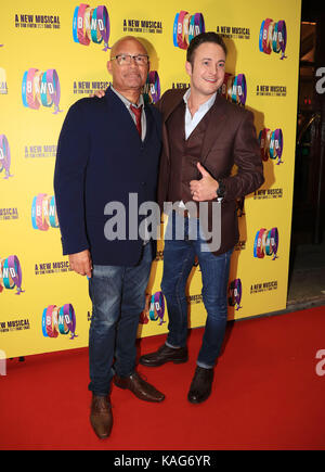 Gary lucy (à droite) et Louis Frédéric Lerner participant à la nuit de la presse de prendre c'est encore de la bande à la Manchester opera house. Banque D'Images